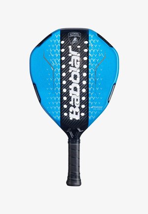 Racchetta da padel Babolat blu e nera con faccia perforata, logo Lamborghini e impugnatura testurizzata.