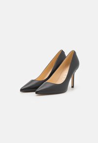 Svart lærhøye pumper med spiss tå-design og en slank silhuett, med en jevn tekstur og stiletthæl.