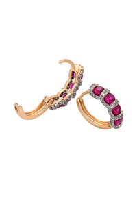 Orecchini color oro con molteplici pietre rosa e accenti di strass trasparenti, che presentano un design curvo con una finitura lucida.