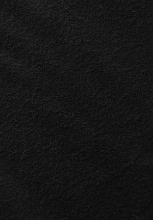 Sort filtstof med en blød, tekstureret overflade, der har et ensartet, mat udseende uden synlige mønstre eller accenter.