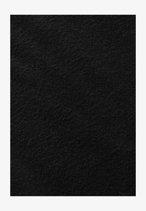 Sort filtstof med en blød, tekstureret overflade, der har et ensartet, mat udseende uden synlige mønstre eller accenter.