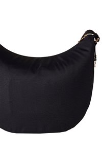 Sac hobo noir en matériau synthétique texturé, présentant une courbe lisse, des accessoires en métal doré et une bandoulière ajustable.
