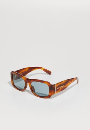 Ochelari de soare din fajantă cu rame dreptunghiulare, lentile gri și branding pe lateral, având un design elegant și un finisaj lustruit.