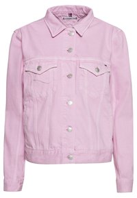 Chaqueta de mezclilla rosa con cuello tipo camisa, cierres de botón plateado, dos bolsillos en el pecho y puños ajustados. Textura suave con ligeros detalles de sastrería.