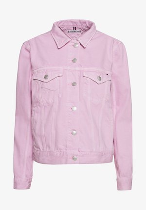 Vaaleanpunainen farkkutakki, jossa on kaulus, hopeiset napit, kaksi rintataskua ja istuvat hihansuut. Sileä pinta, jossa on pieniä räätälöintiyksityiskohtia.