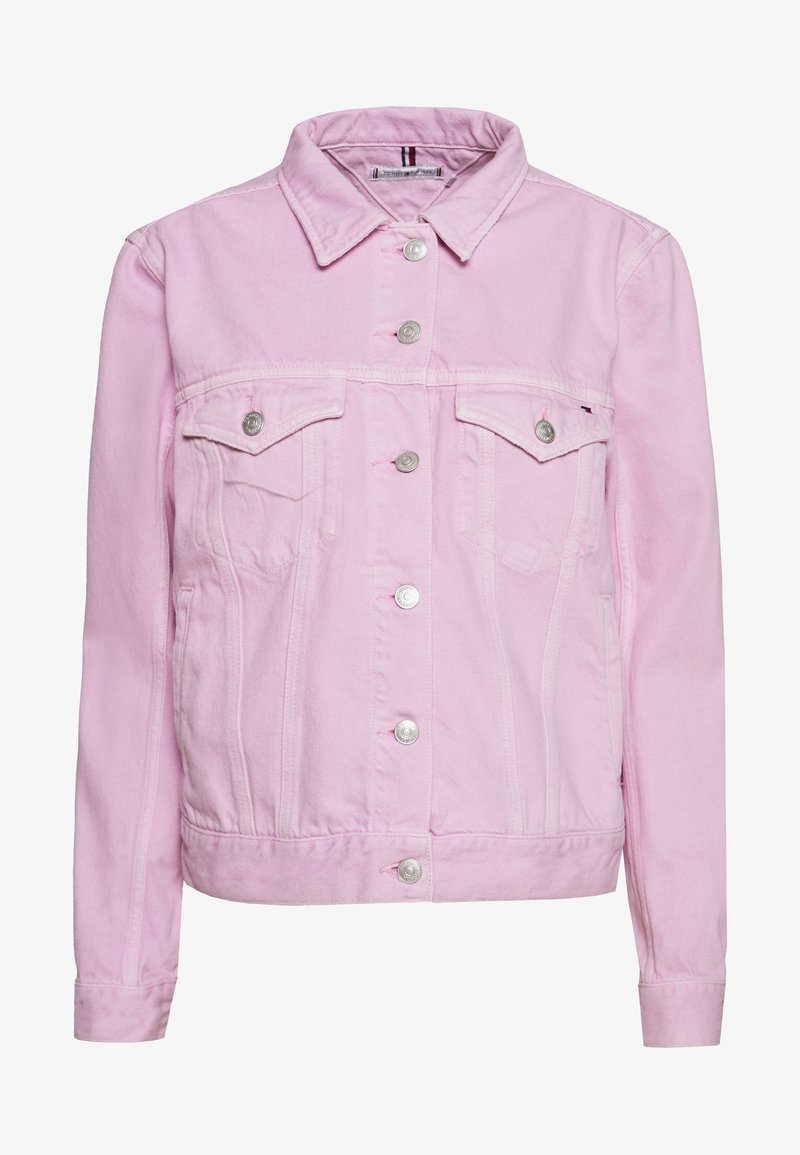 Chaqueta de mezclilla rosa con cuello tipo camisa, cierres de botón plateado, dos bolsillos en el pecho y puños ajustados. Textura suave con ligeros detalles de sastrería.