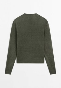 Donkergroene trui, lange mouwen, ronde hals, gebreide textuur, aansluitende zoom en manchetten, eenvoudig ontwerp zonder versieringen.