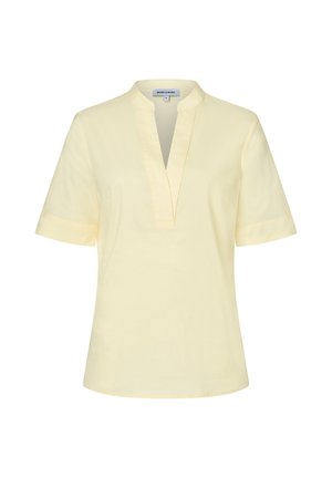 Lichtgele blouse met korte mouwen, diepe V-hals en bandkraag, weergegeven op een effen witte achtergrond.