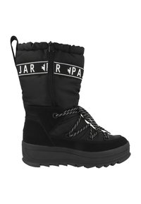Černé zateplené zimní boty s polstrovaným kořenem, nastavitelné šněrování a texturovanou gumovou podrážkou. Vybavené bílým brandingem na elastickém pásku.