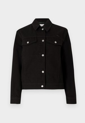 Chaqueta vaquera negra con cuello de solapa, botones plateados, dos bolsillos en el pecho y diseño cropped. Incluye un logo de la marca sutil en el pecho.