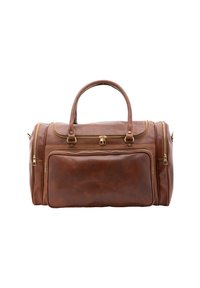 Borsa da viaggio in pelle marrone con manici superiori doppi, due tasche anteriori con zip, accessori in oro e una finitura testurizzata.