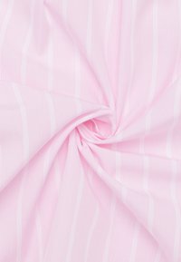 Tessuto leggero di colore rosa e bianco con righe verticali. Texture liscia con un sottile motivo lineare, ideale per diverse applicazioni tessili.