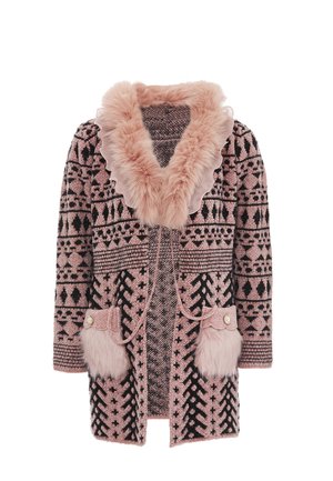 Cardigan tricotat cu un guler din blană artificială roz, modele geometrice negre și roz, două buzunare frontale cu margine din blană și nasturi decorativi.