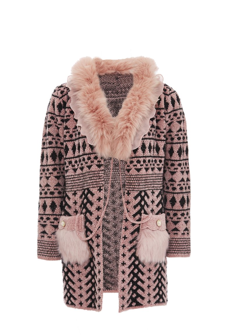 Stickad cardigan med en rosa faux päls-kant, svart och rosa geometriska mönster, två framfickor med pälsdetalj och dekorativa knappar.