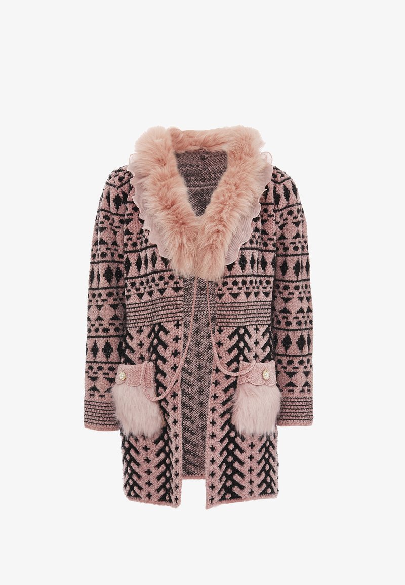 Kötött kardigán rózsaszín műszőrme gallérral, fekete és rózsaszín geometriai mintázattal, két elülső zsebbel, amely műszőrme szegélyezéssel van ellátva, valamint díszgombokkal.