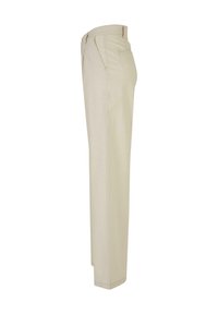 Pantalon beige droit avec poches latérales et passants de ceinture, vu de côté sur fond blanc.