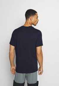 Nike Performance CREW SOLID - T-shirt desportiva - obsidian/matte silver