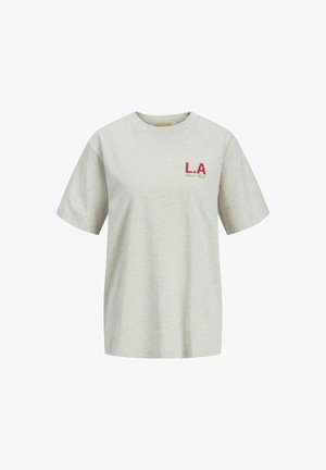 Šviesiai pilkas medvilninis marškinėlis su laisvu siluetu, kairiajame krūtinės šone pavaizduotas bold raudonas ir žalias tekstas "L.A.". Trumpi rankoviai ir apvalus kaklas.