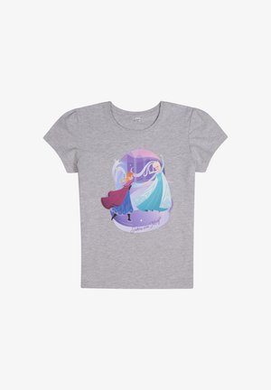 Camiseta de algodón gris con escote redondeado, que presenta una impresión colorida de dos personajes animados, con el texto "Las hermanas son mágicas" debajo.