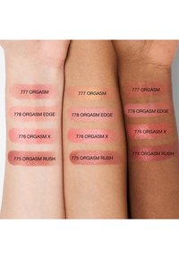 Échantillons de quatre teintes de blush étiquetées 777 Orgasm, 778 Orgasm Edge, 776 Orgasm X et 775 Orgasm Rush sur des peaux claires, moyennes et foncées.