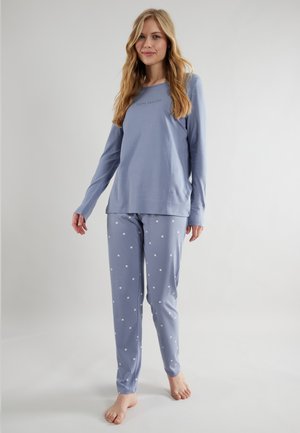 Ljusblå pyjamasset med långärmad topp som har en diskret logotyp och byxor med prickigt mönster, tillverkade av mjukt, elastiskt tyg.