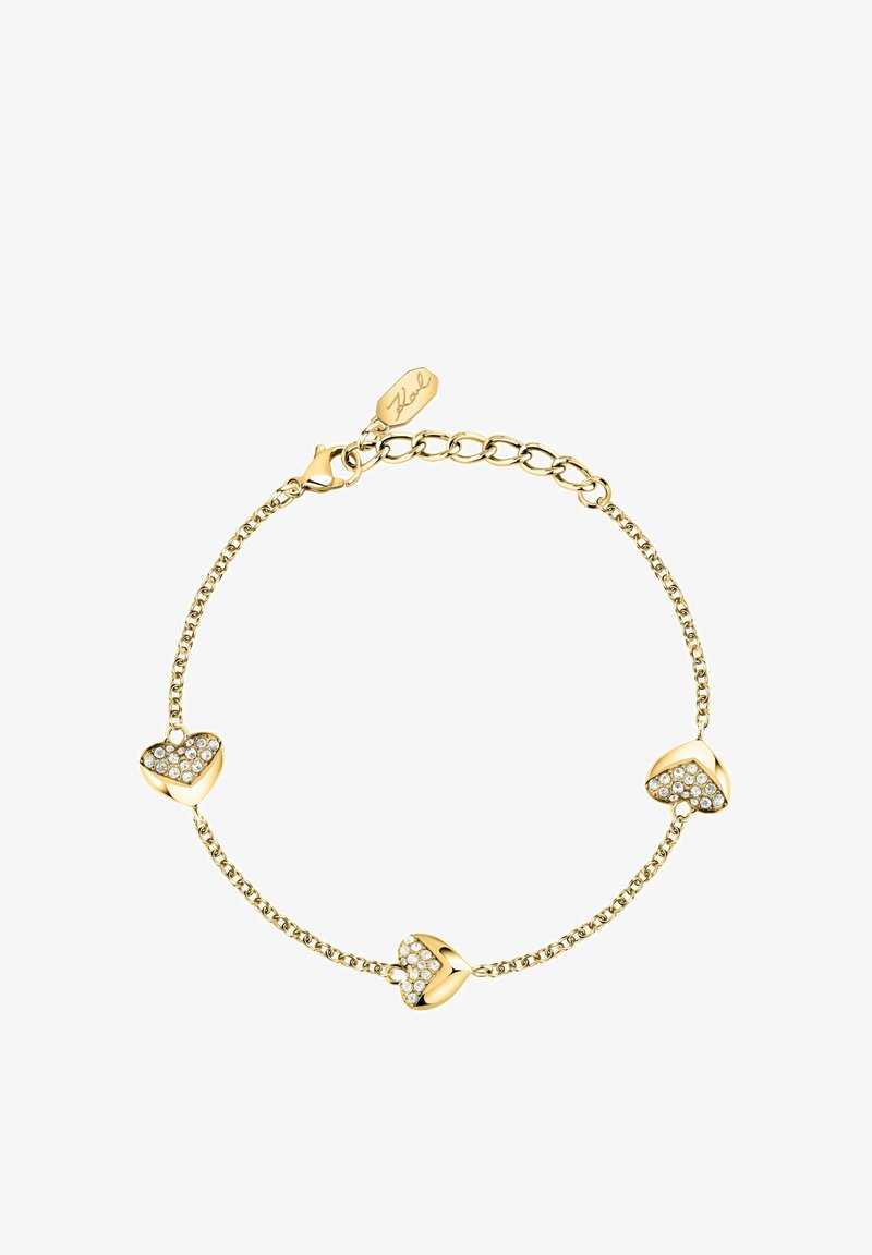 Bracelet délicat en chaîne d'or avec trois breloques en forme de cœur serties de petits cristaux clairs et fermeture à mousqueton.