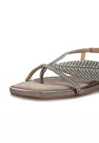 Sandalio piatto con cinturini metallici decorati con strass argentati, soletta in suede e punta quadrata con un leggero tacco.