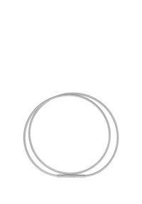 Anello in filo metallico argentato con una superficie liscia, caratterizzato da un profilo sottile e un connettore senza giunzioni. Il design è minimalista e circolare.