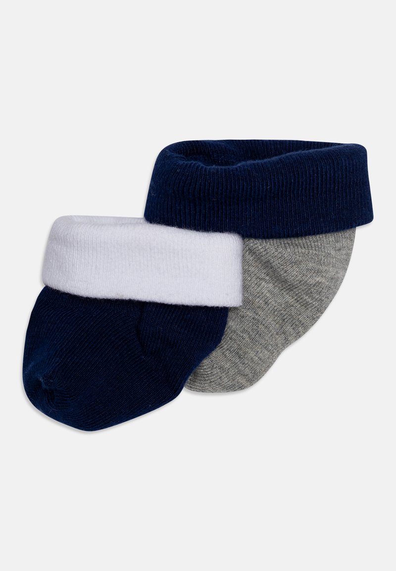Chaussettes en coton aux chevilles en marine, gris et blanc. Texture côtelée avec des poignets repliés contrastants. Chaque chaussette présente un design de pointe arrondie.