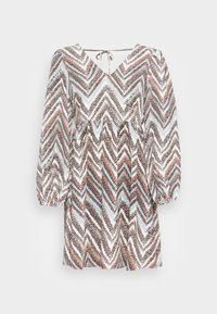 Vestido de manga curta com decote em V e fecho de laço, padrão em zigzag em castanho, branco e azul, e cintura elástica.