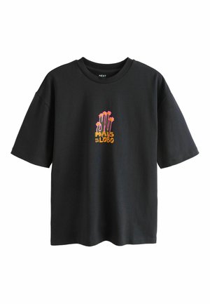 Black short-sleeve T-shirt with a colorful cactus graphic and orange text “MAIS DE UM LOBO” on the chest center.