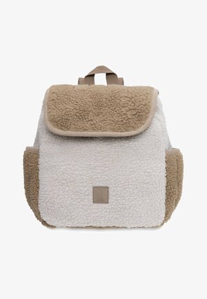 Sac à dos texturé en fausse fourrure crème et beige. Forme rectangulaire avec fermeture à rabat, comportant une petite étiquette logo et une poignée supérieure.