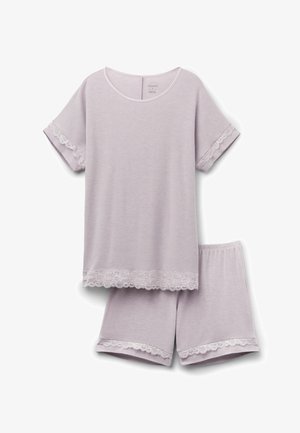 Leichtes Set aus kurzärmeligem Top und Shorts in hellem Lavendel mit gewelltem Spitzenbesatz an Ärmeln, Saum und Beinabschlüssen, entworfen für Schlaf- oder Freizeitbekleidung.