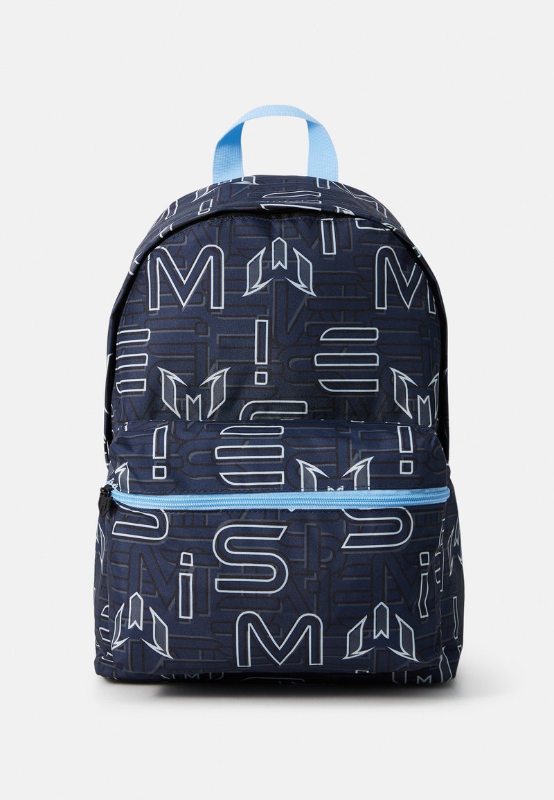 Mochila azul marino con un patrón geométrico en blanco y azul claro. Cuenta con un bolsillo frontal con cremallera y un asa en la parte superior para llevar.