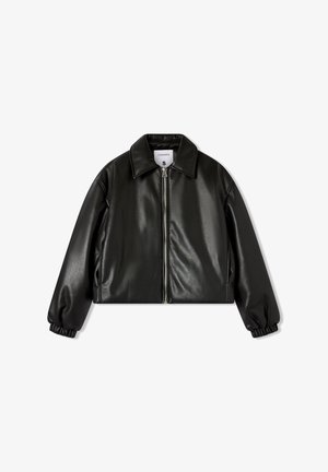 Giacca cropped in ecopelle nera con zip frontale completa, colletto a punta e polsini elasticizzati sulle maniche lunghe, taglia piccola.