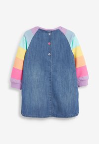 Vestido de manga larga para niña con cuerpo de mezclilla, mangas a rayas de arco iris en tonos pastel, puños morados y tres botones en la parte posterior.