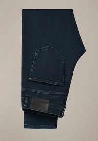 Ciemnoniebieskie dżinsy o charakterystycznym wzorze kieszeni i skórzanej metce przy pasku. Gładka tekstura, prosty krój nogawek, minimalne przeszycia.