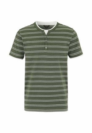 Grøn henley t-shirt med korte ærmer, hvide vandrette striber og tre knapper på fronten.