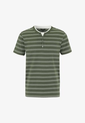 Grünes Henley-Kurzarmshirt mit weißen horizontalen Streifen und drei Knöpfen auf der Vorderseite.