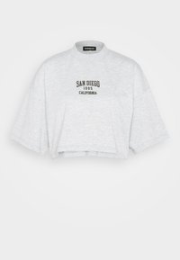 Camiseta gris corta con un corte holgado, que presenta un cuello redondo y mangas cortas. Gráfico de texto: "SAN DIEGO 1995 CALIFORNIA" en impresión oscura.