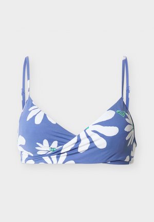 Blauwe bikinitop met verstelbare dunne bandjes en een print van witte margrieten, met een klein groen logo op de rechtercup.