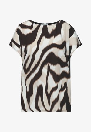 Blusa de manga corta con estampado abstracto de cebra en negro, beige y blanco, con escote redondo y corte holgado.