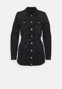 Černá džínová bunda s dlouhými rukávy, zapínáním na knoflíky, dvěma kapsami na hrudi a pásem v pase. Má lesklé kovové knoflíky a střih na míru.