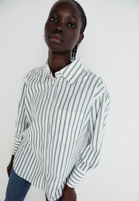 GAP BIG STRIPES BIG CUFF BIG COLLAR - Button-down blouse - green