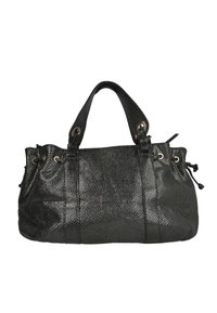Bolso texturizado negro con forma redondeada, doble asa superior, cierres de cordón y detalles en herrajes dorados. Diseño compacto y versátil.