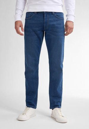 Blauwe spijkerbroek met een rechte pasvorm. Heeft vijf zakken, subtiele stiksels en een klassieke rits. G gedragen met witte sneakers.