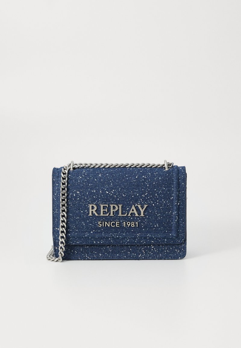 Sötétkék pöttyös anyagból készült válltáska ezüst lánccal és fém "REPLAY SINCE 1981" logóval az elülső fedélen.