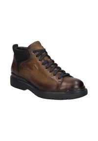 Zapato alto de cuero marrón con acentos negros, puntera redonda, detalles perforados y cordones negros. Suela de goma con agarre texturizado.