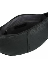 Bolso de mano de cuero negro con un exterior texturizado, cierre con cremallera y un bolsillo interior. El diseño es curvado y aerodinámico.
