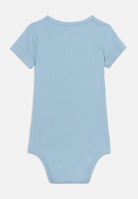 Hele sinine soonikkoes lühikeste varrukatega beebikombekas ümmarguse kaelusega, tagantvalgustusega valgel taustal.